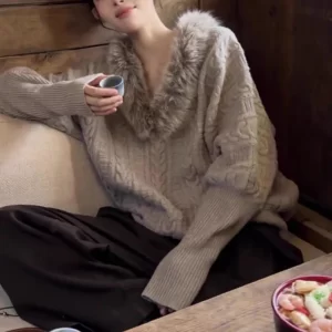High Quality 2025 New Autumn and Winter Fashion V Neck Sweater Unique Good-looking Temperament Loose Gray Faur Fur Collar Top